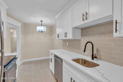 Condo For Sale - 168 Amberly Drive #D<br/> Manalapan, NJ 07726
