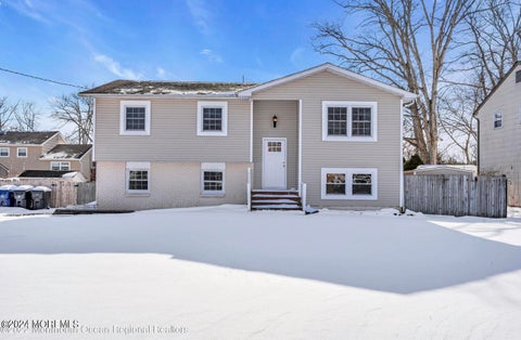 Homes For Rent - 27 Oak Leaf Lane<br/> Toms River, NJ 08755