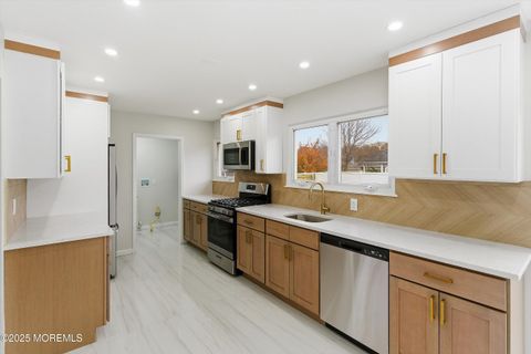 Homes For Sale - 975 Hunt Drive<br/> Toms River, NJ 08753