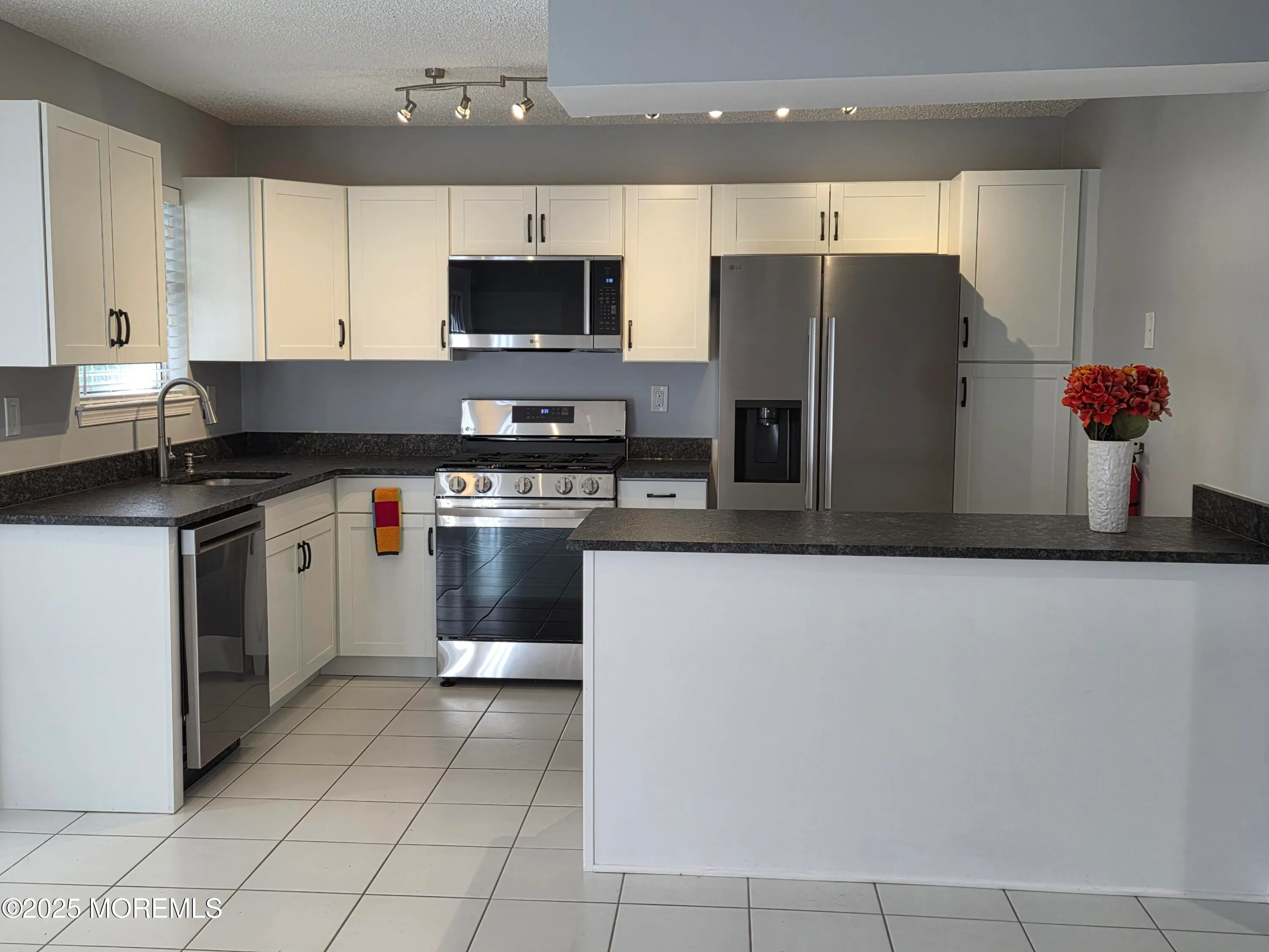 Freehold, New Jersey 07728, United States, 2 Bedrooms Bedrooms, ,3 BathroomsBathrooms,Residential,Active,228556