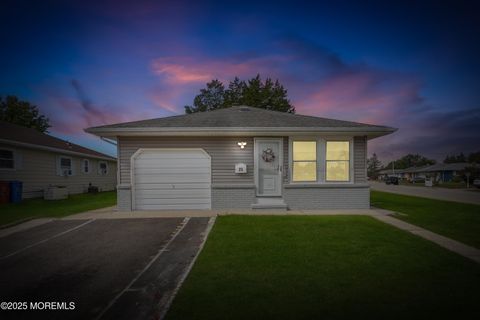 Homes For Sale - 25 Saint Martin Place<br/> Toms River, NJ 08757