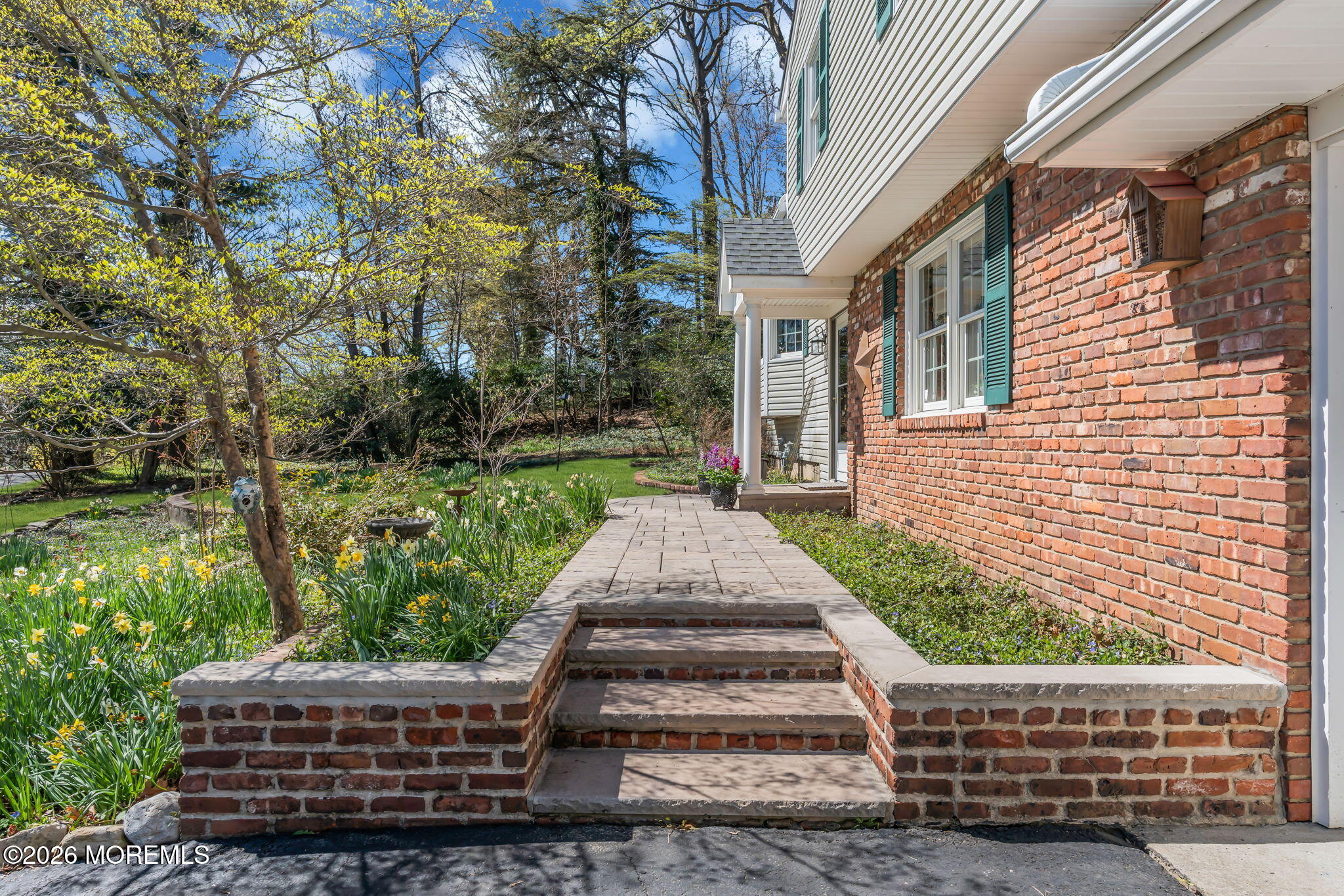 74 Southview Terrace N