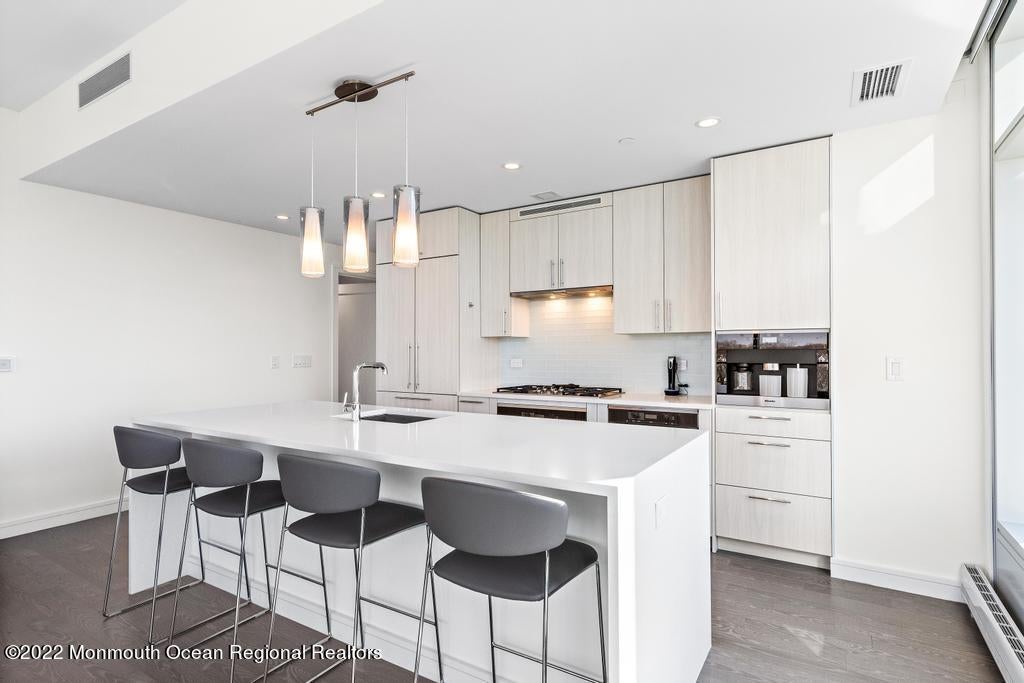 15 Morris Avenue 422