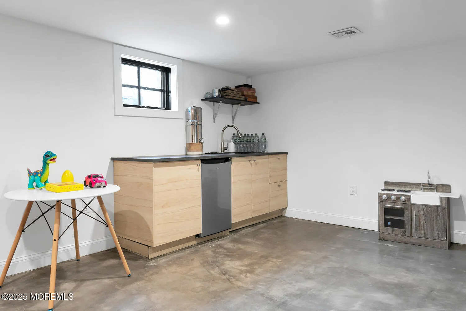 Fair Haven, New Jersey 07704, United States, 5 Bedrooms Bedrooms, ,4 BathroomsBathrooms,Residential,Pending,104364