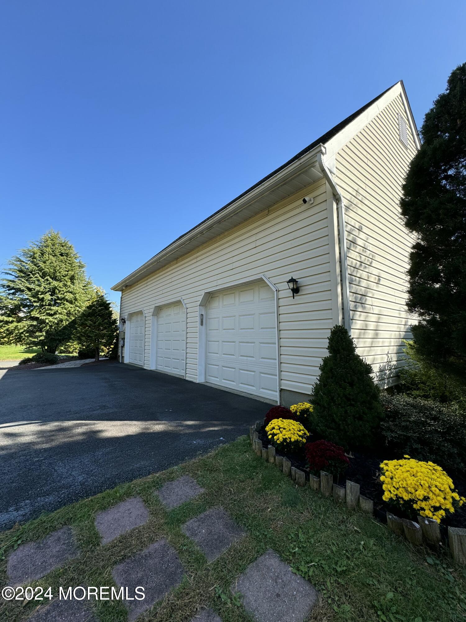 111 Round Hill Drive, Freehold, New Jersey image 4