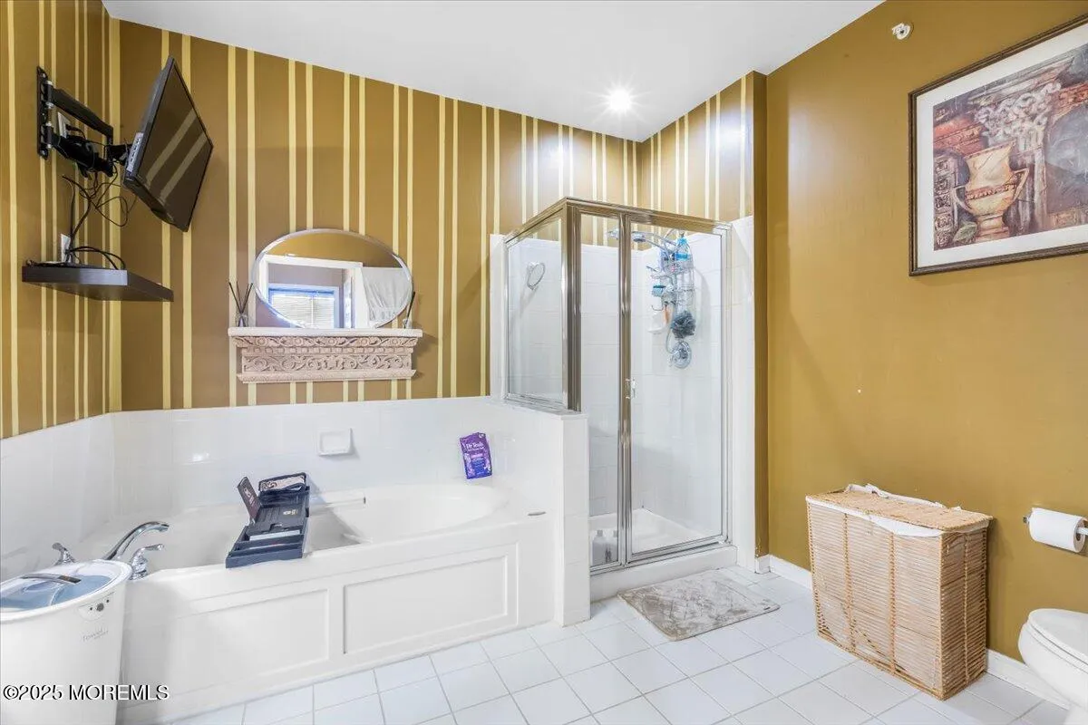 Manalapan, New Jersey 07726, United States, 2 Bedrooms Bedrooms, ,2 BathroomsBathrooms,Residential,Active,89210