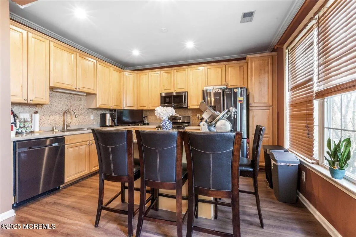 Manalapan, New Jersey 07726, United States, 2 Bedrooms Bedrooms, ,2 BathroomsBathrooms,Residential,Active,89210