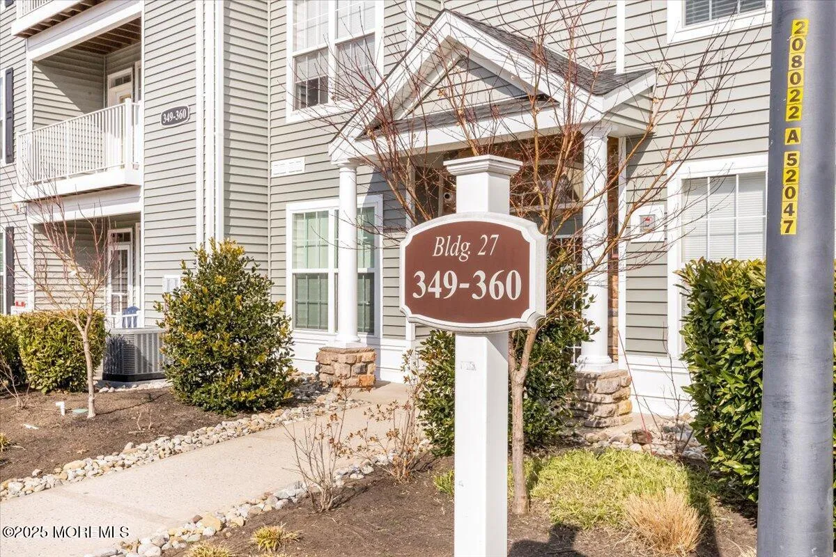 Manalapan, New Jersey 07726, United States, 2 Bedrooms Bedrooms, ,2 BathroomsBathrooms,Residential,Active,89210