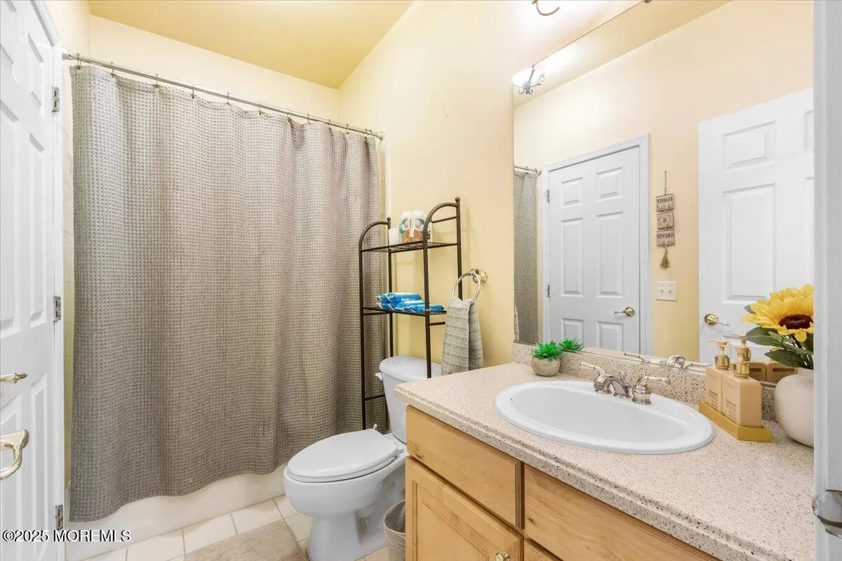 Manalapan, New Jersey 07726, United States, 2 Bedrooms Bedrooms, ,2 BathroomsBathrooms,Residential,Active,89210