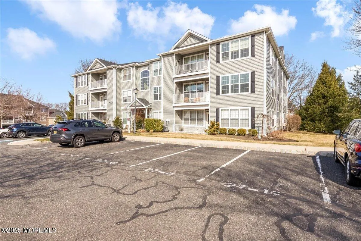 Manalapan, New Jersey 07726, United States, 2 Bedrooms Bedrooms, ,2 BathroomsBathrooms,Residential,Active,89210