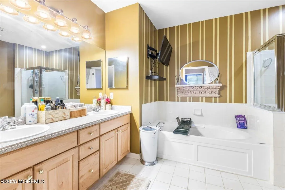 Manalapan, New Jersey 07726, United States, 2 Bedrooms Bedrooms, ,2 BathroomsBathrooms,Residential,Active,89210