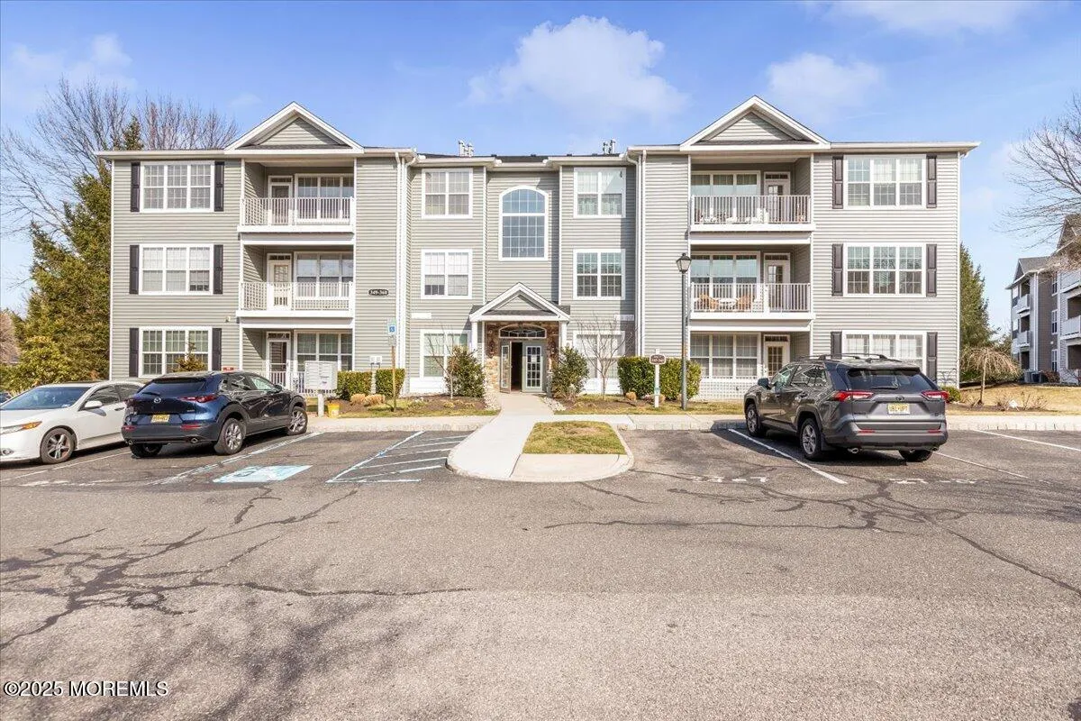 Manalapan, New Jersey 07726, United States, 2 Bedrooms Bedrooms, ,2 BathroomsBathrooms,Residential,Active,89210