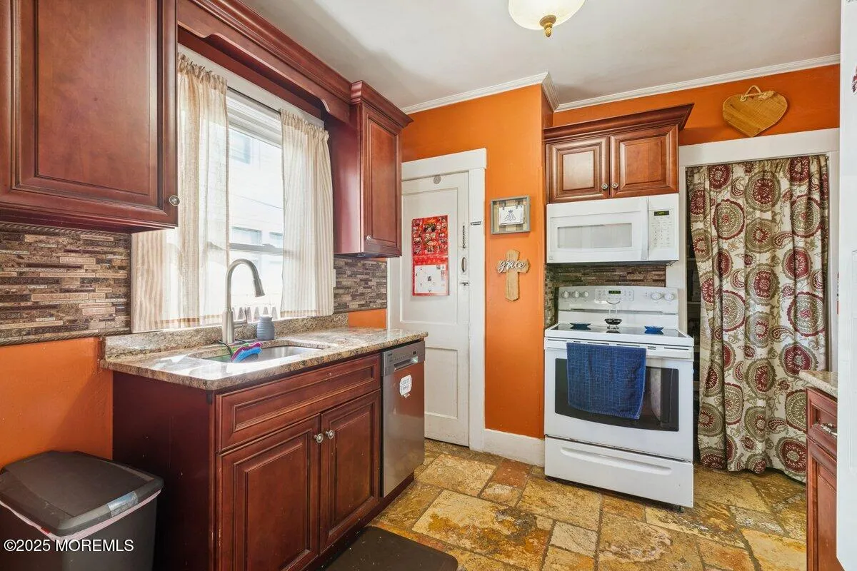 Freehold, New Jersey 07728, United States, 3 Bedrooms Bedrooms, ,2 BathroomsBathrooms,Residential,Active,250418