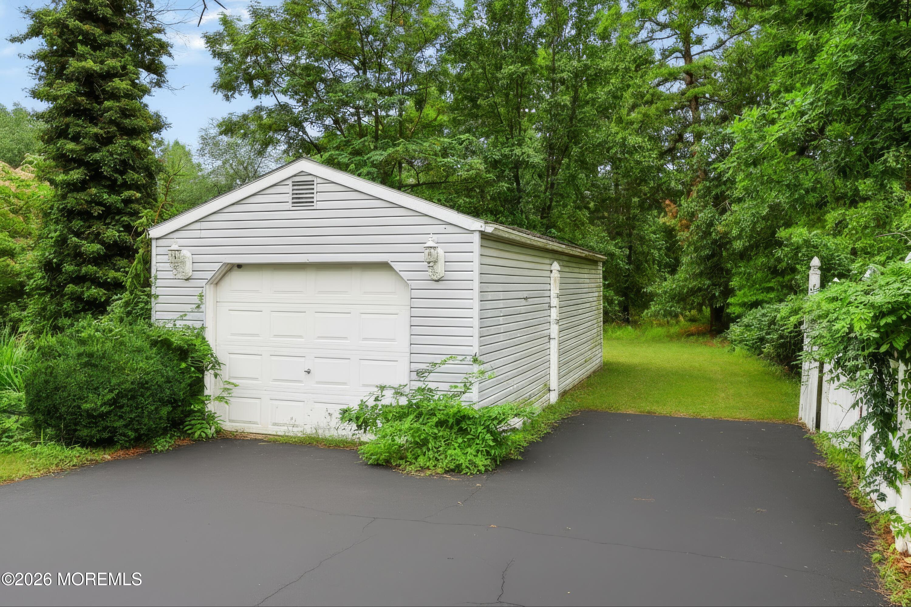 2121 Ridgeway Road