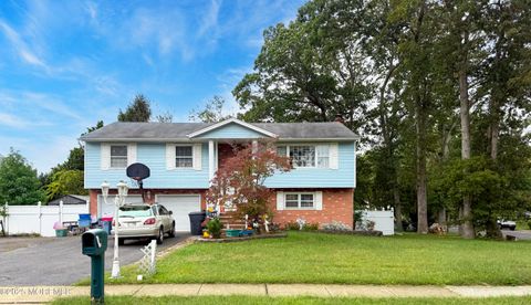 Photo of 1121 Aspen Drive, Toms River, NJ 08753 (MLS # 22530004)