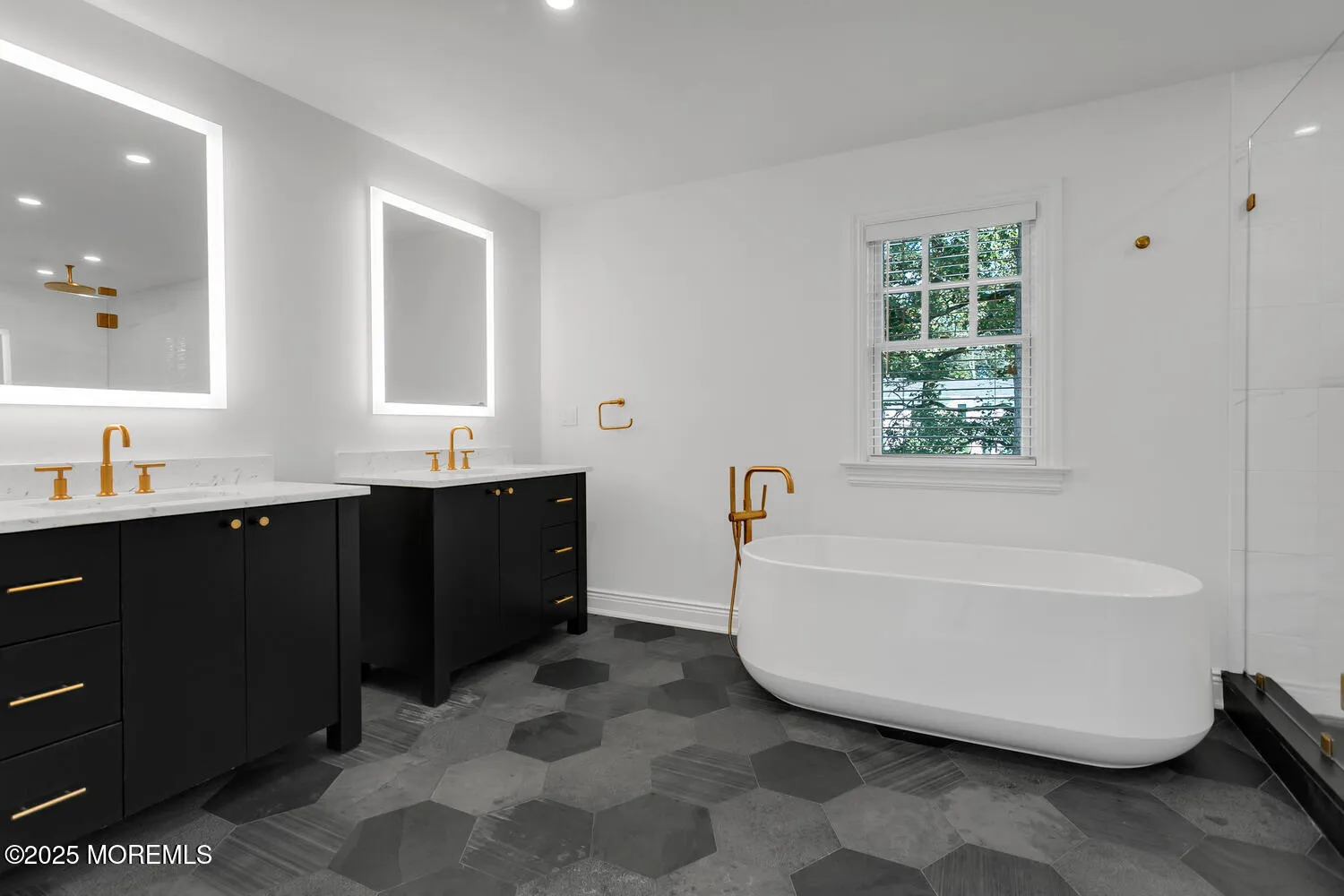 Rumson, New Jersey 07760, United States, 5 Bedrooms Bedrooms, ,7 BathroomsBathrooms,Residential,Active,196272