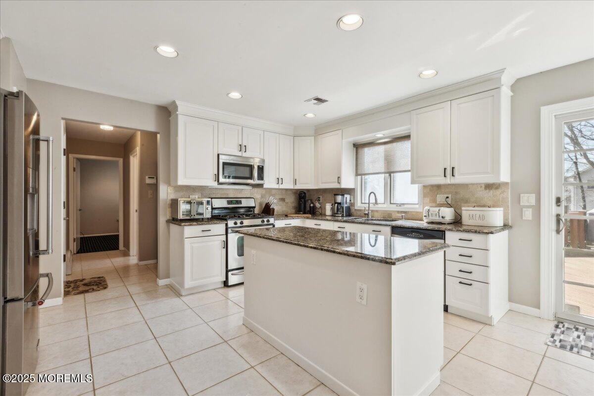 1 Wendi Way, Manalapan, New Jersey image 8