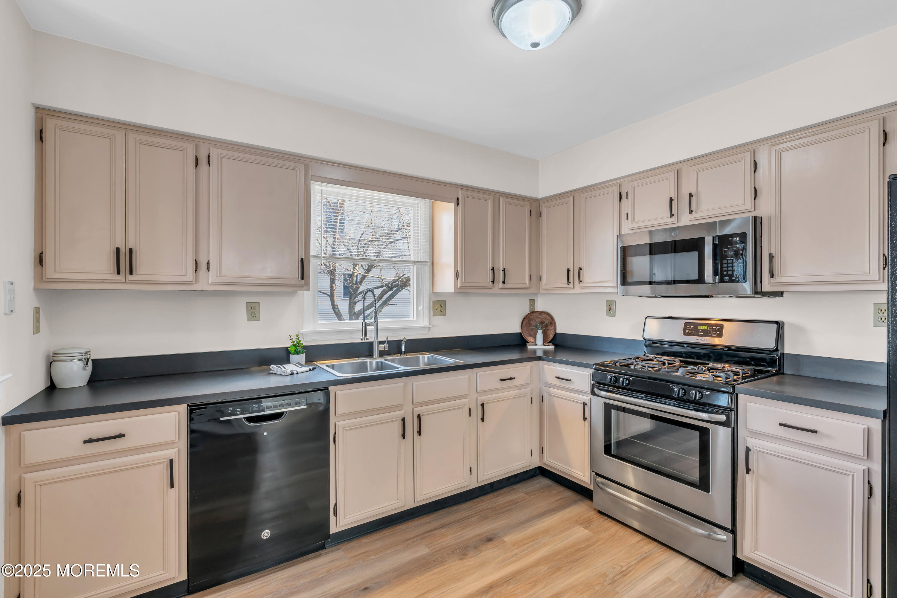 29 Maria Court, Holmdel, New Jersey image 6