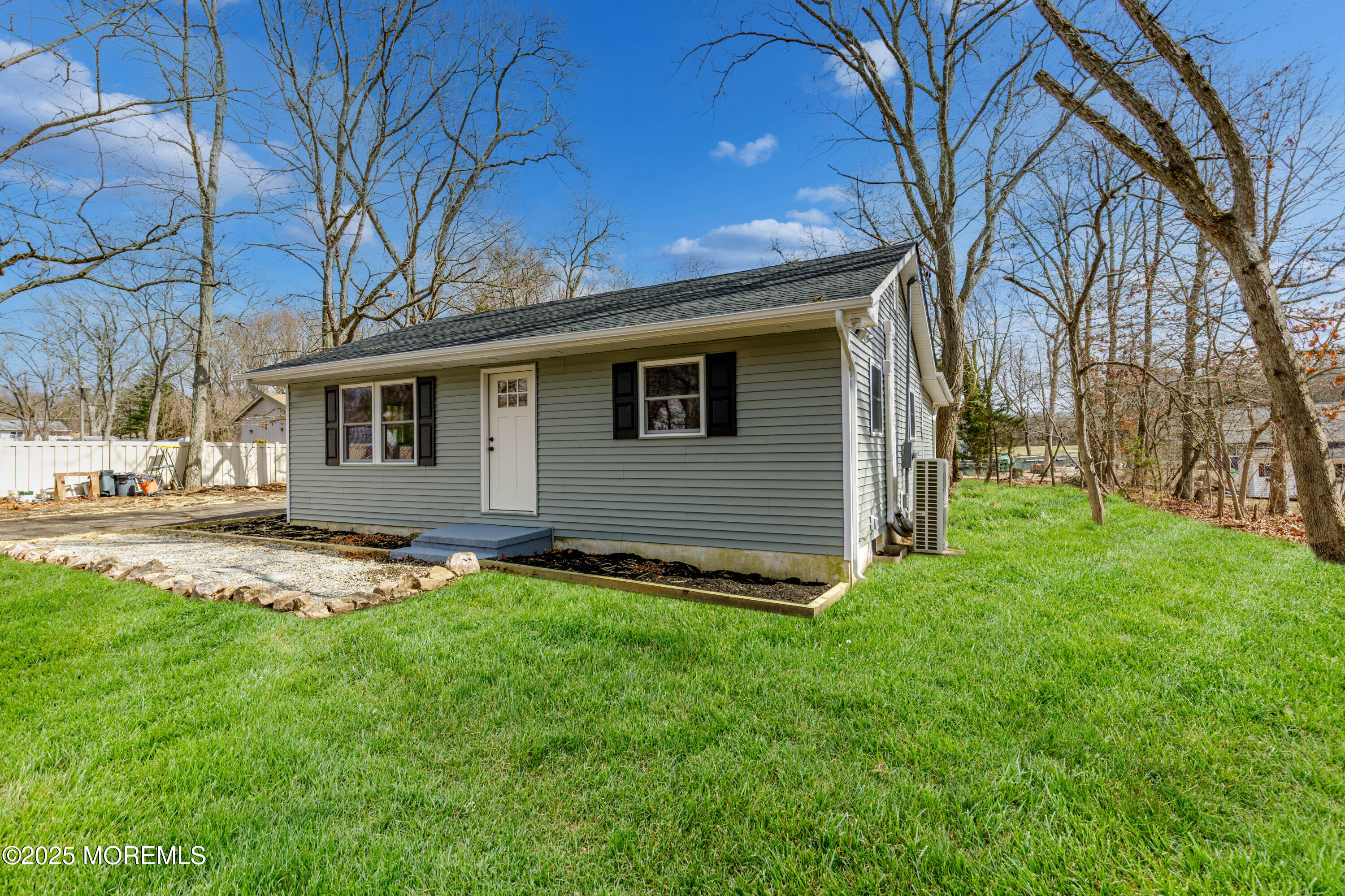 9 W Caines Drive, Cream Ridge, New Jersey image 2