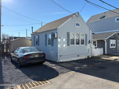 Photo of 10 W Rutherford Lane, Lavallette, NJ 08735 (MLS # 22601136)