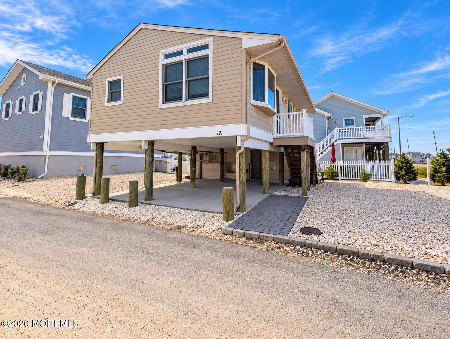 121 W Dolphin Way