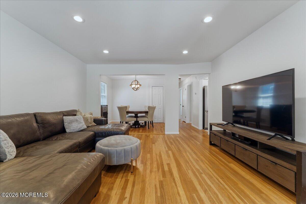 25-27 W 6th Street