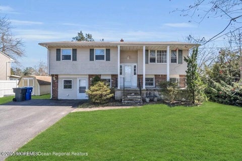 Homes For Sale - 815 Royal Lane<br/> Toms River, NJ 08753
