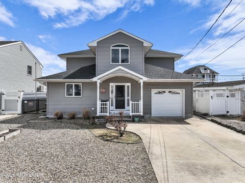 Photo of 39 Pilot Road, Toms River, NJ 08753 (MLS # 22609910)