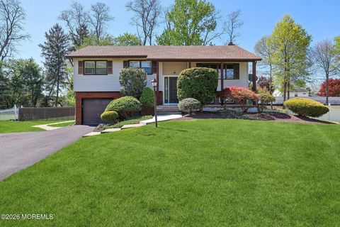 Homes For Sale - 40 Stratford Drive<br/> Manalapan, NJ 07726