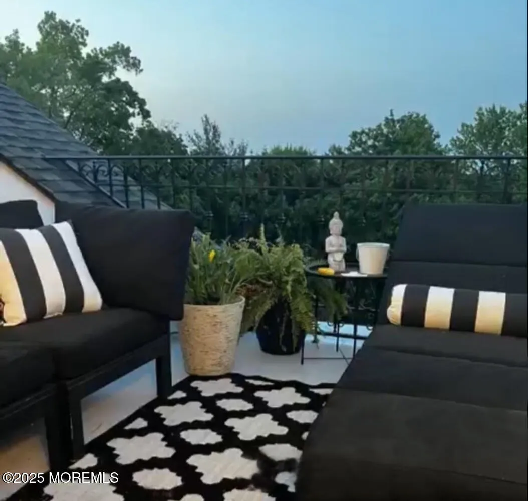 Little Silver, New Jersey 07739, United States, 5 Bedrooms Bedrooms, ,4 BathroomsBathrooms,Residential,Pending,80068