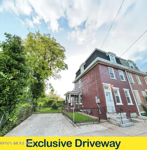 MLS: 22606859