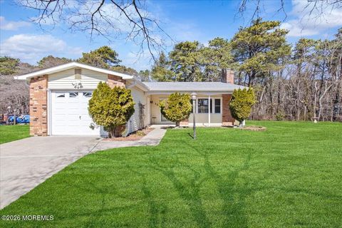 Homes For Sale - 13 Tudor Court<br/> Brick, NJ 08723