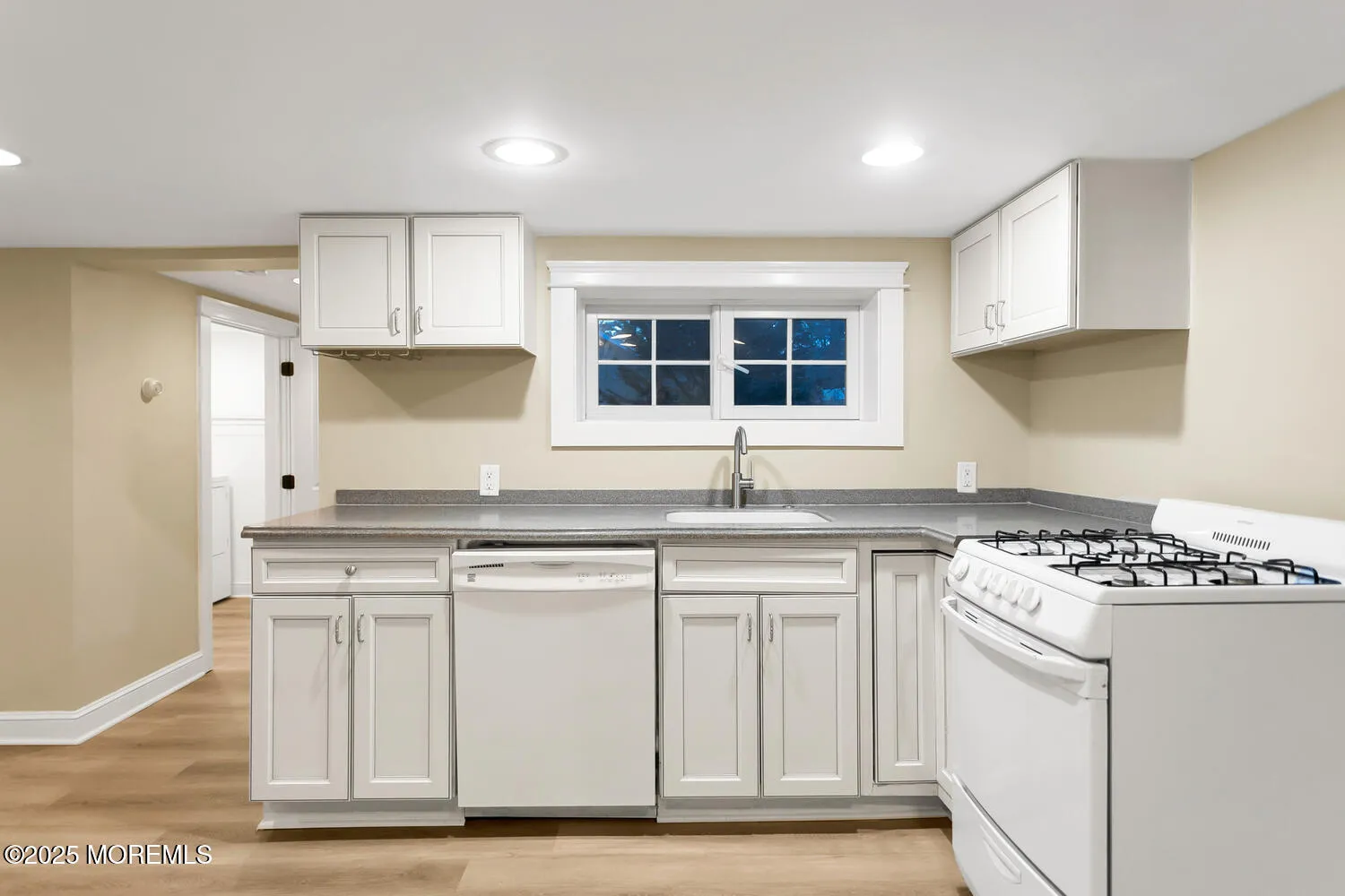 Fair Haven, New Jersey 07704, United States, 2 Bedrooms Bedrooms, ,1 BathroomBathrooms,Residential,Pending,87332