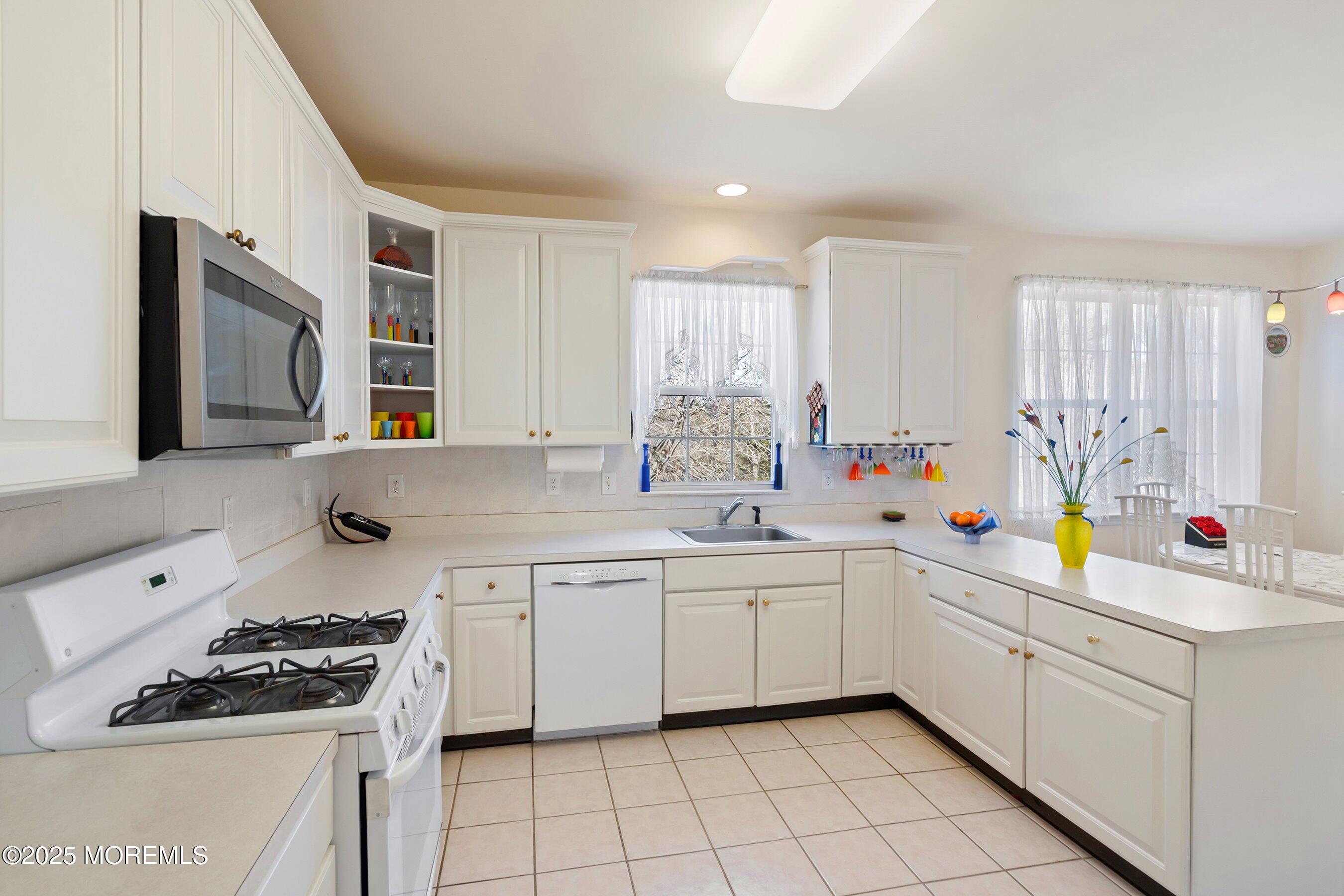 173 Woodcliff Boulevard, Morganville, New Jersey image 9
