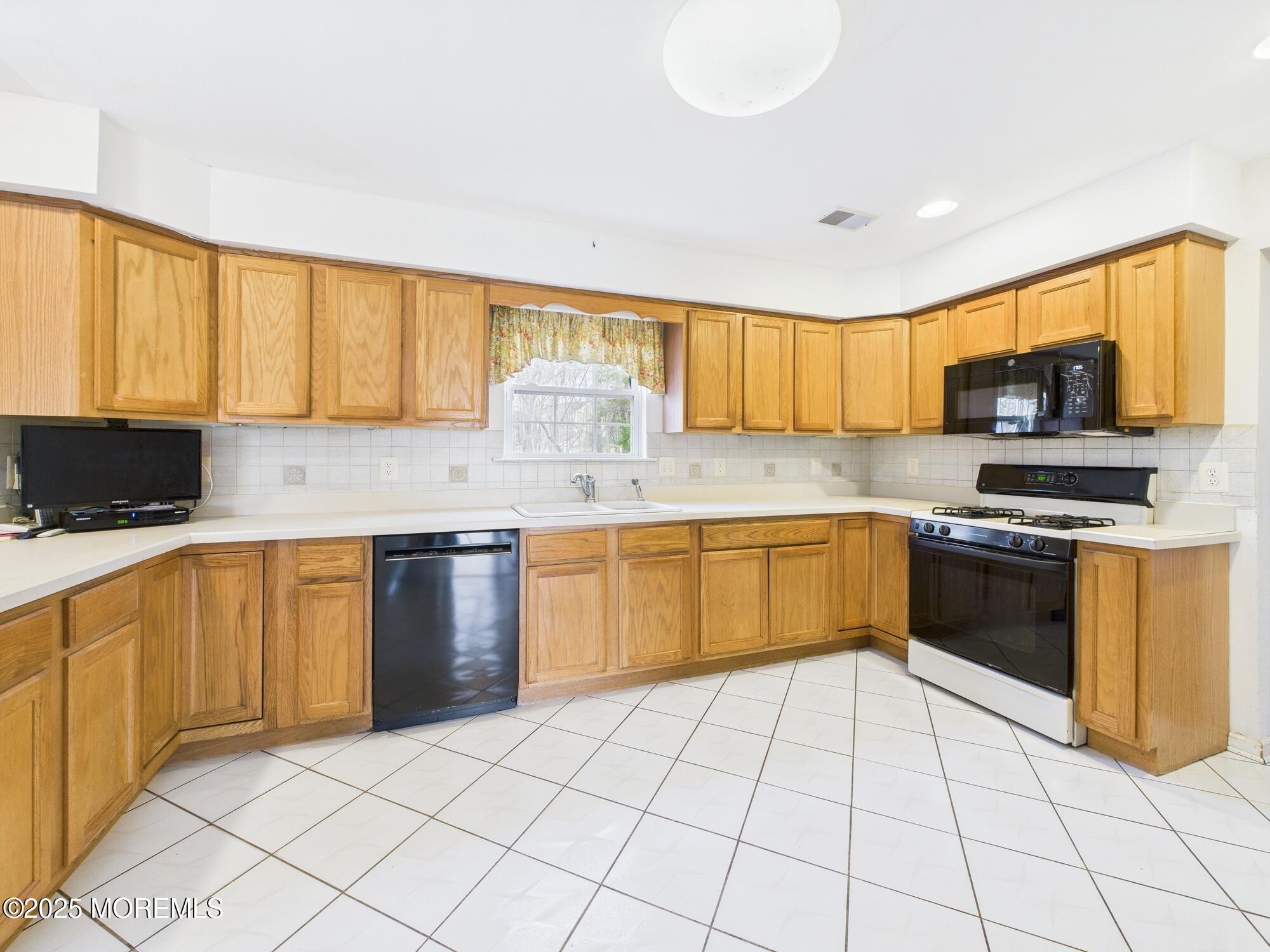 6 Katie Court, Lakewood, New Jersey image 13
