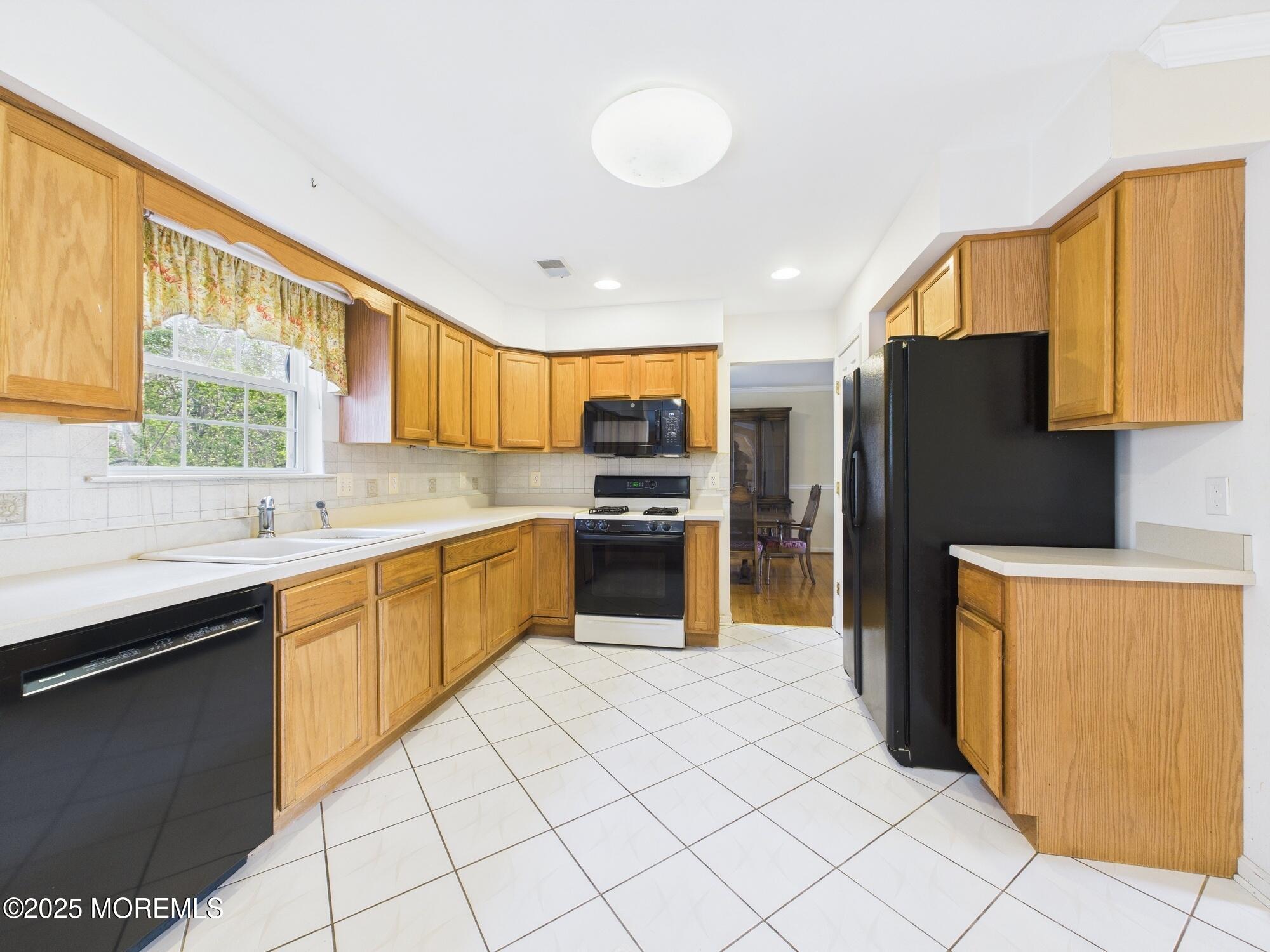 6 Katie Court, Lakewood, New Jersey image 12