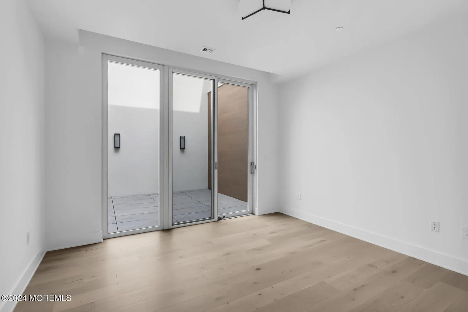 Red Bank, New Jersey 07701, United States, 2 Bedrooms Bedrooms, ,3 BathroomsBathrooms,Residential,Active,35100