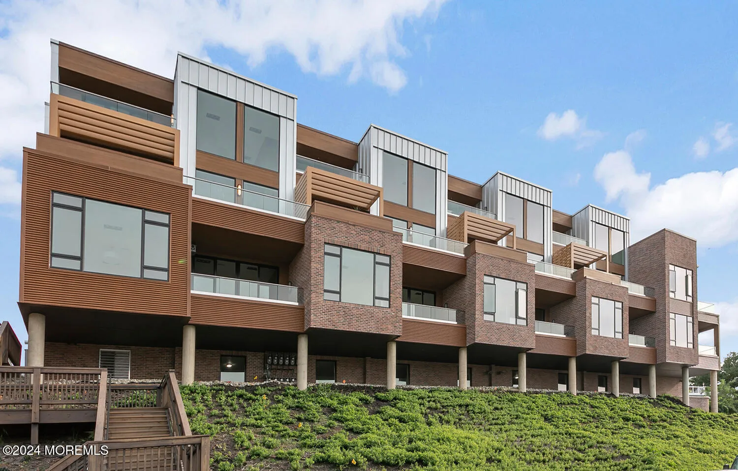 Red Bank, New Jersey 07701, United States, 2 Bedrooms Bedrooms, ,3 BathroomsBathrooms,Residential,Active,35100