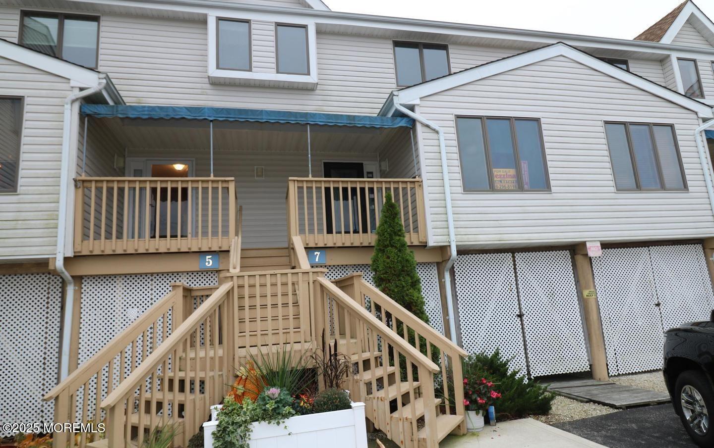 7 W Playhouse Drive 17