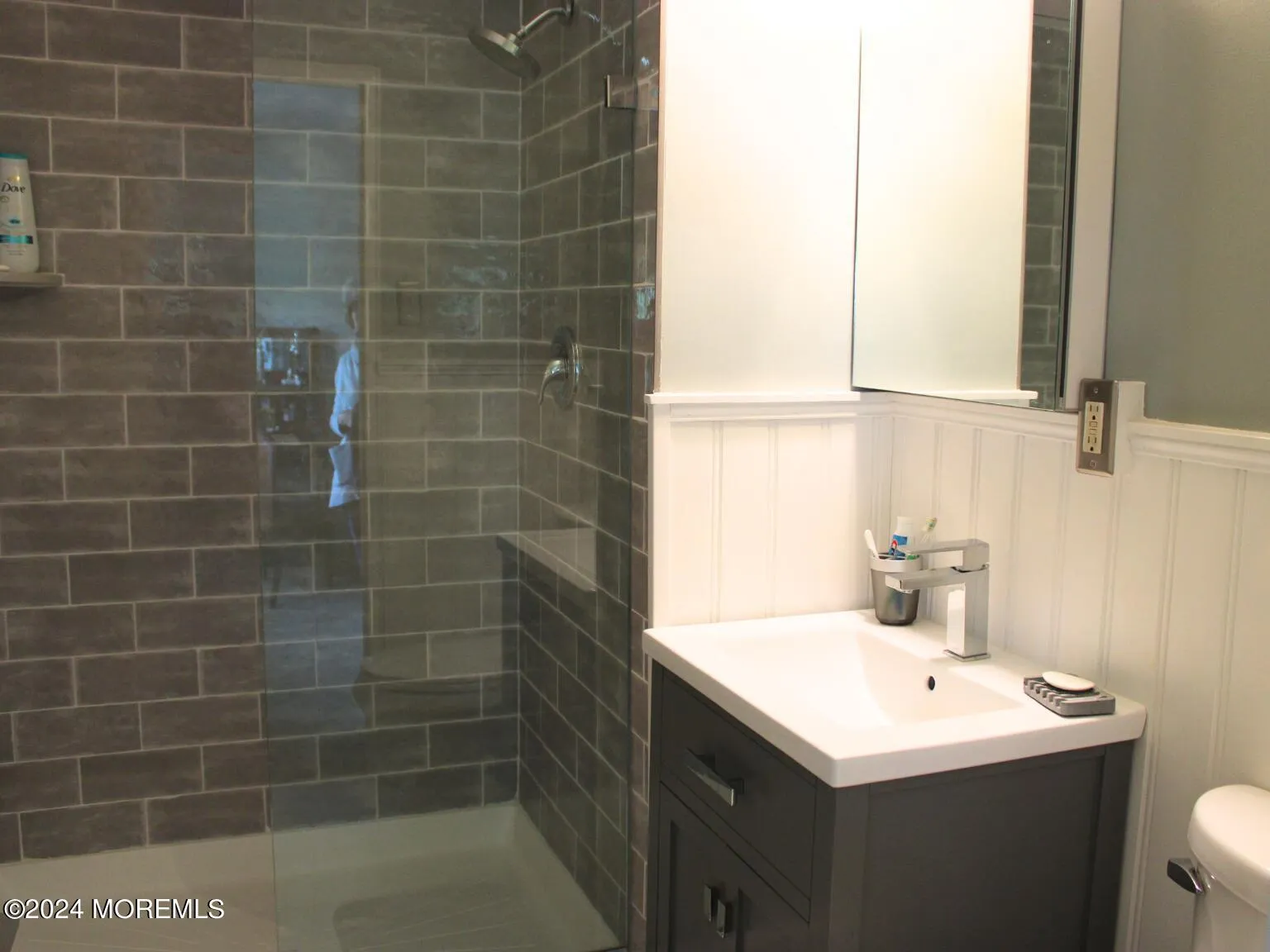 Red Bank, New Jersey 07701, United States, 2 Bedrooms Bedrooms, ,2 BathroomsBathrooms,Residential,Pending,4127