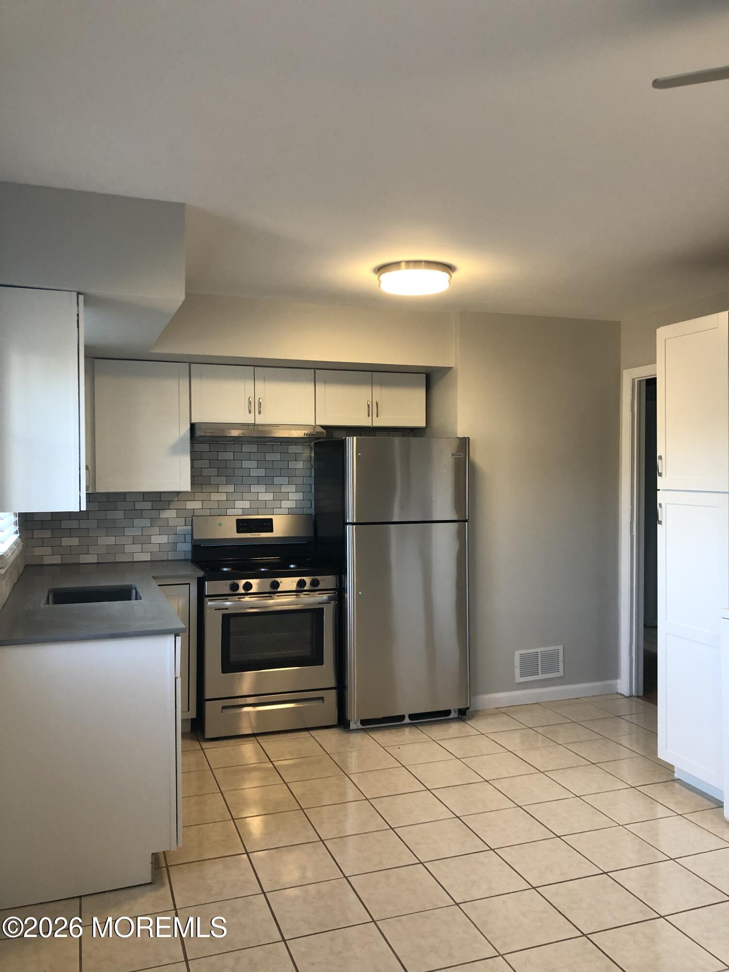 3208-3210 Cohocton Avenue 10