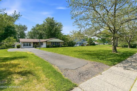 Homes For Sale - 28 Maxwell Lane<br/> Manalapan, NJ 07726