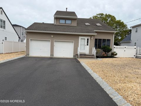 Homes For Sale - 7 Crowder Drive<br/> Toms River, NJ 08753
