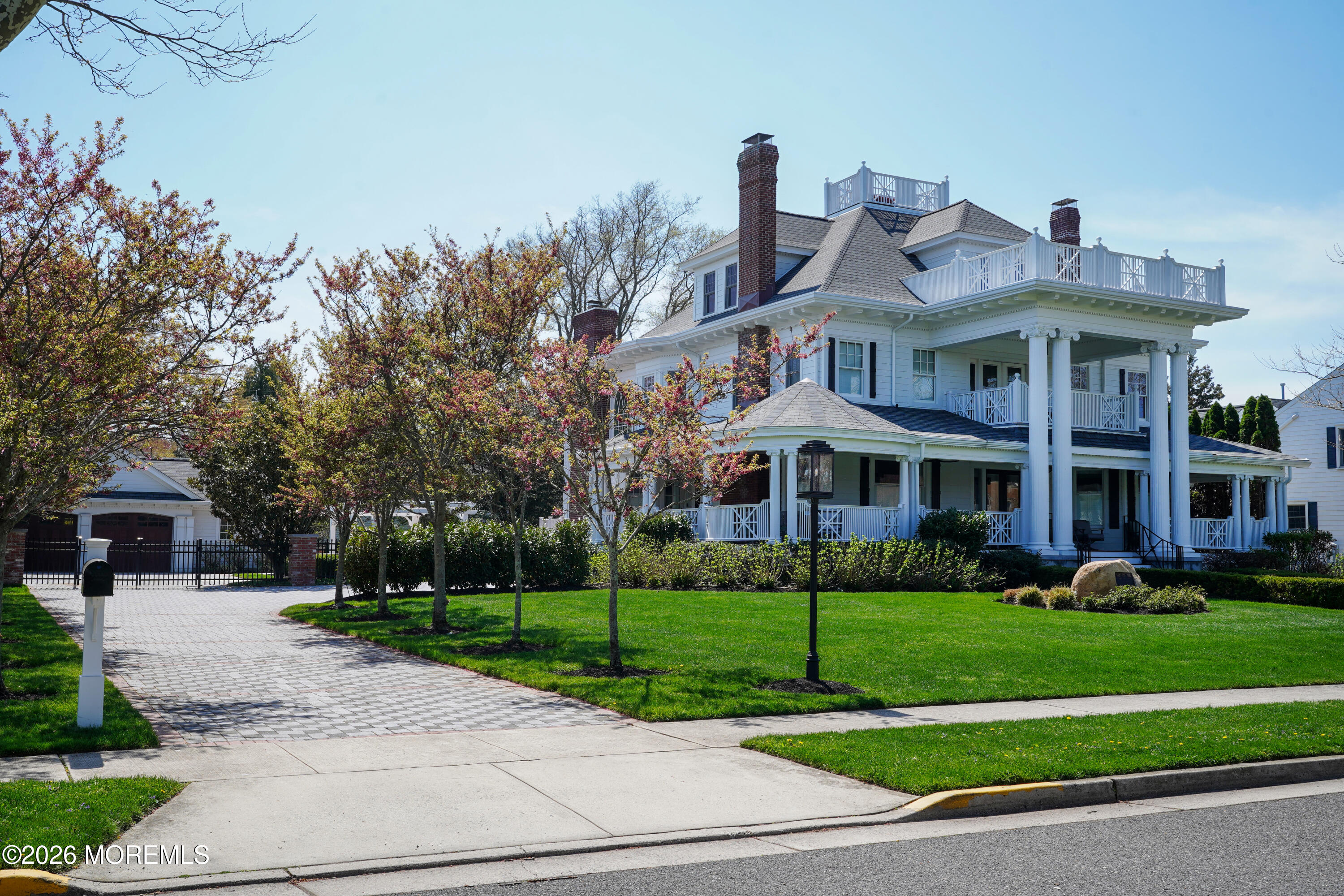 212 Crescent Parkway