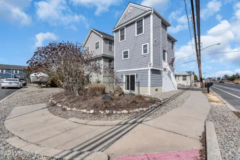 MLS: 22506103