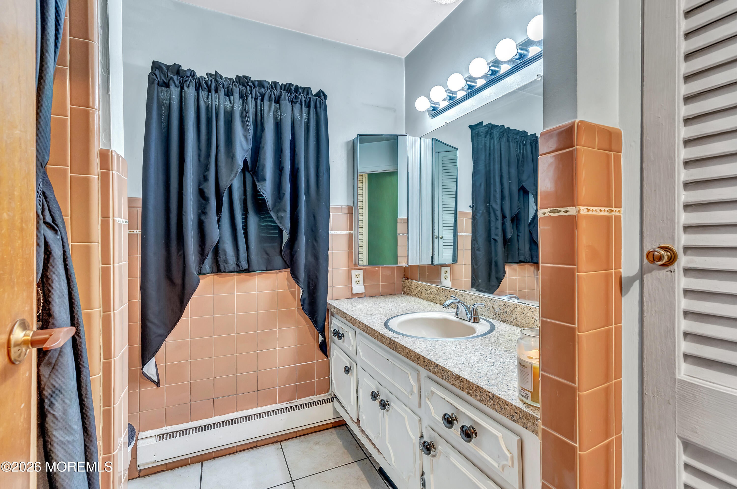 37D Cambridge Court 100