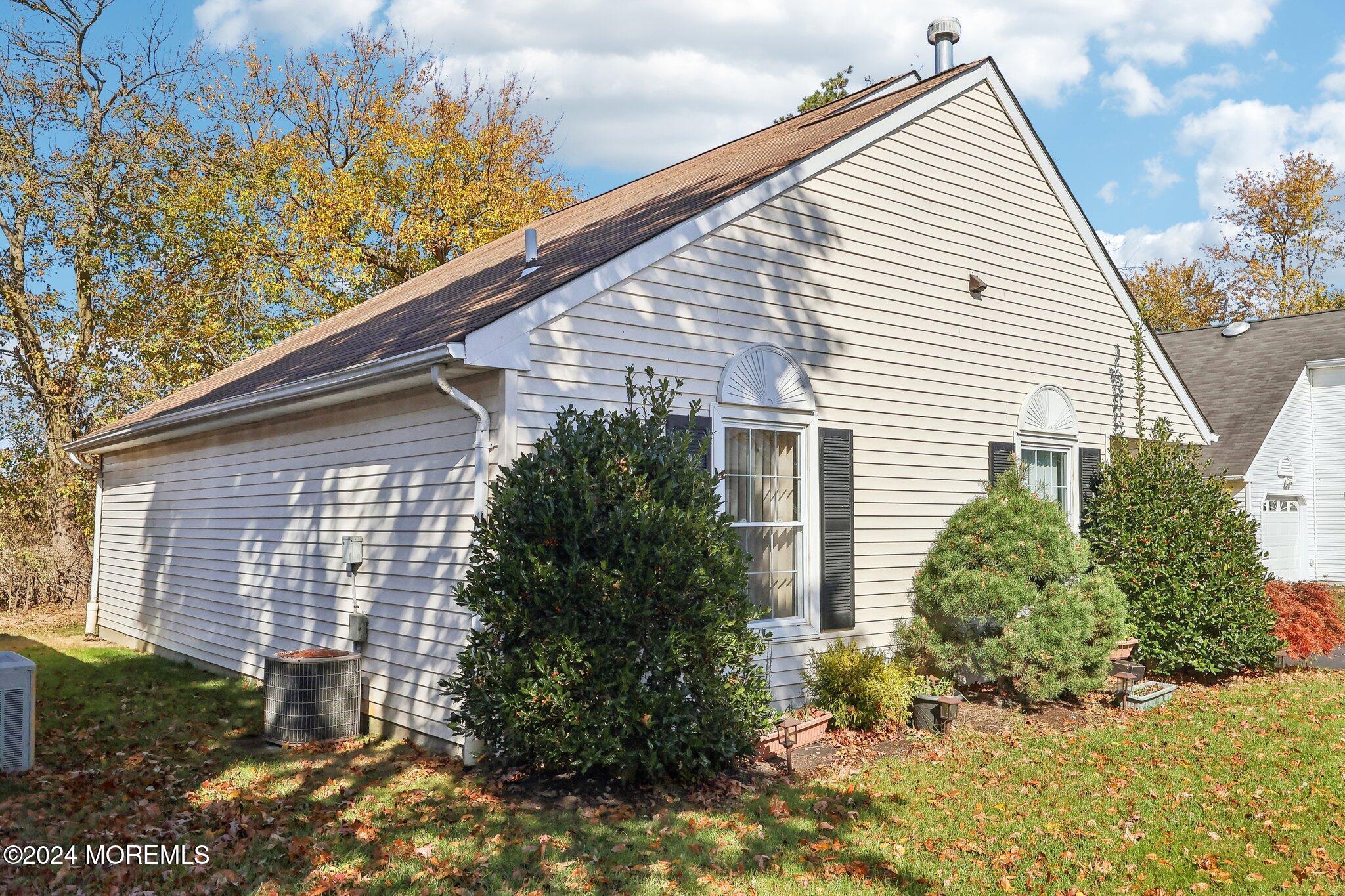 27 Farnworth Close #1000, Freehold, New Jersey image 3