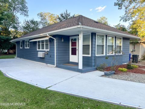 Homes For Sale - 16 Catskill Court<br/> Toms River, NJ 08753