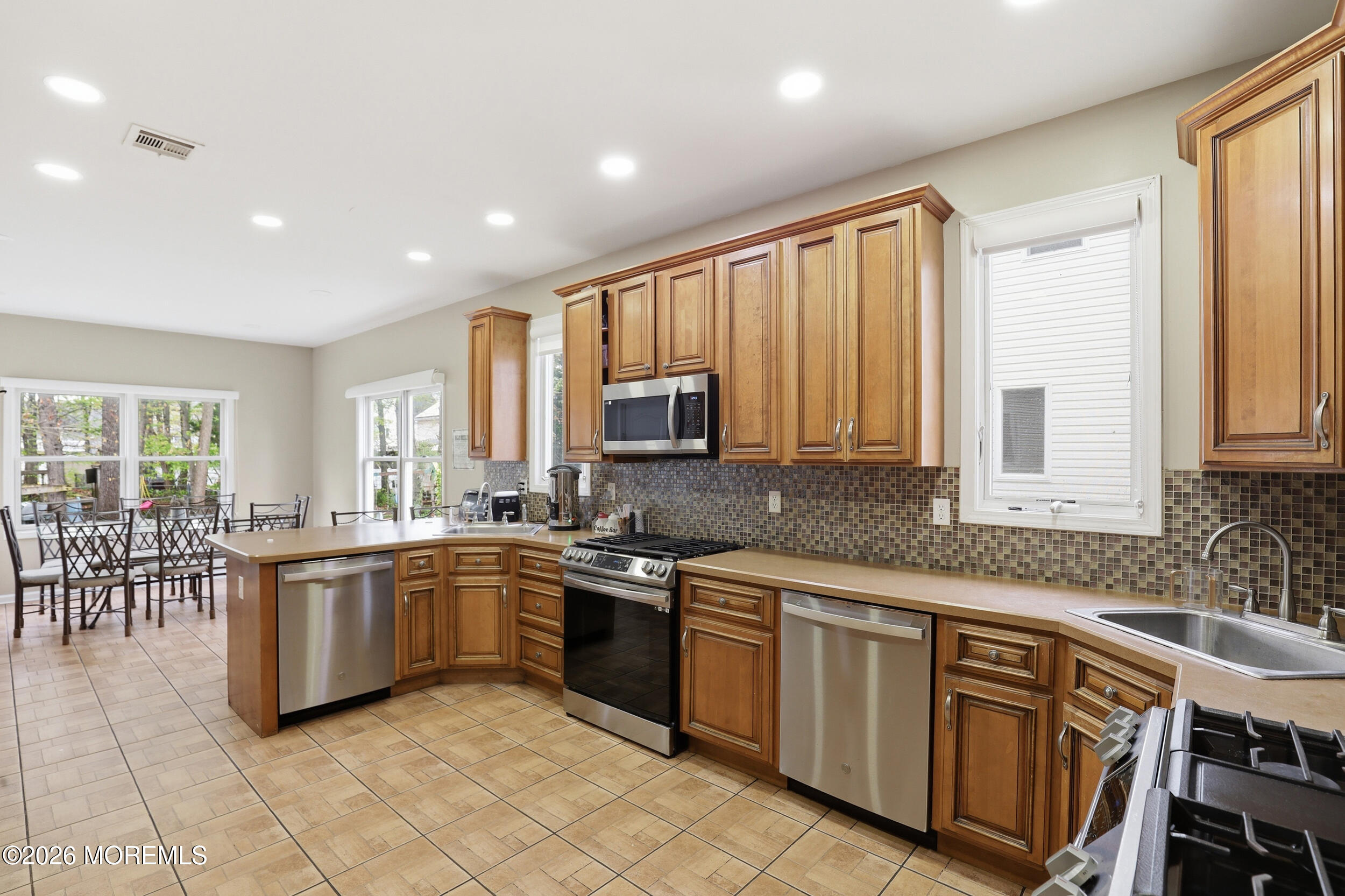 Lakewood, New Jersey, 08701, United States, 6 Bedrooms Bedrooms, ,4 BathroomsBathrooms,Residential,Active,2042659