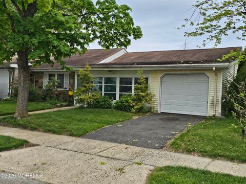 Condo For Sale - 61A Hedge Drive<br/> Ocean County, Lakewood, NJ 08701